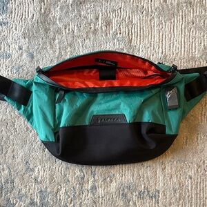 ALPAKA Bravo x Sling v2 cadmium green Sling Bag